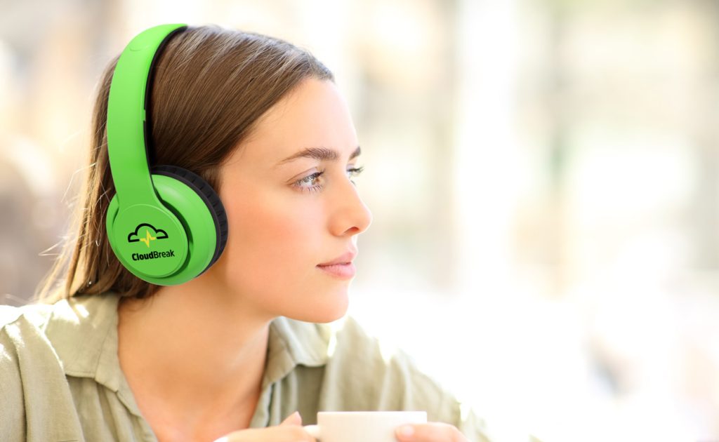 Casque audio Bluetooth circum-aural posé sur un bureau